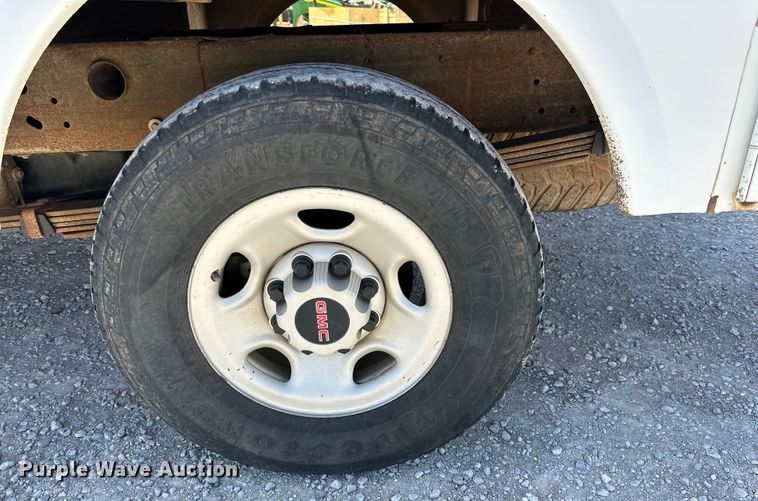 image for item DK6611 2006 GMC Sierra 2500HD utility bed pickup truck