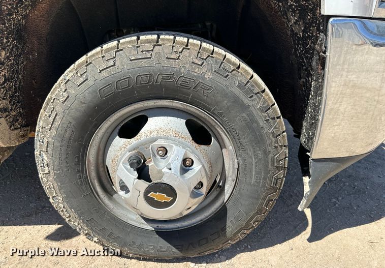 image for item DK6626 2017 Chevrolet Silverado 3500 HD Crew Cab flatbed pickup truck