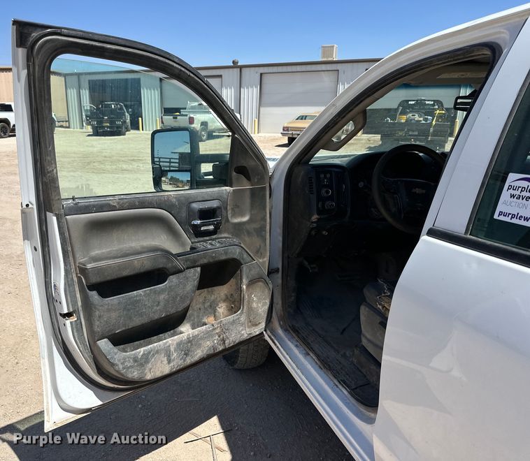 image for item DK6627 2015 Chevrolet Silverado 3500 HD Crew Cab flatbed pickup truck