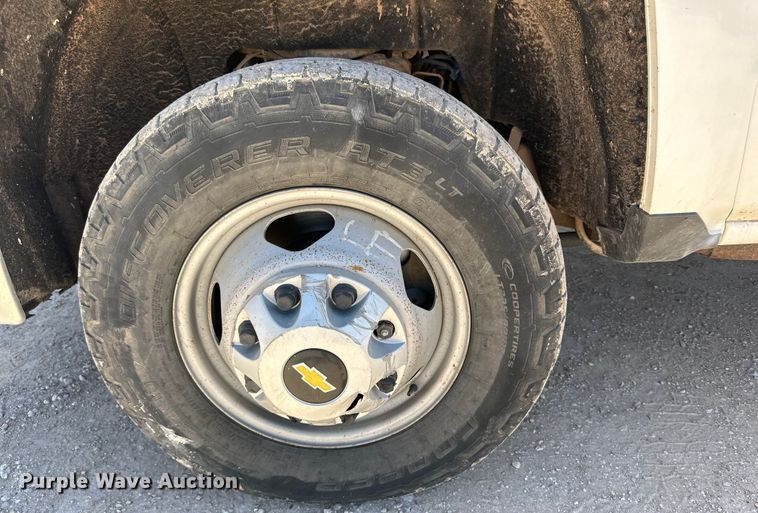 image for item DK6627 2015 Chevrolet Silverado 3500 HD Crew Cab flatbed pickup truck