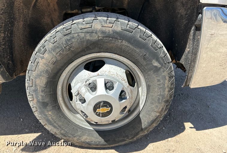 image for item DK6627 2015 Chevrolet Silverado 3500 HD Crew Cab flatbed pickup truck