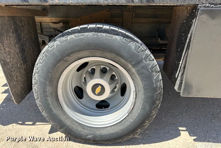 image for item DK6627 2015 Chevrolet Silverado 3500 HD Crew Cab flatbed pickup truck