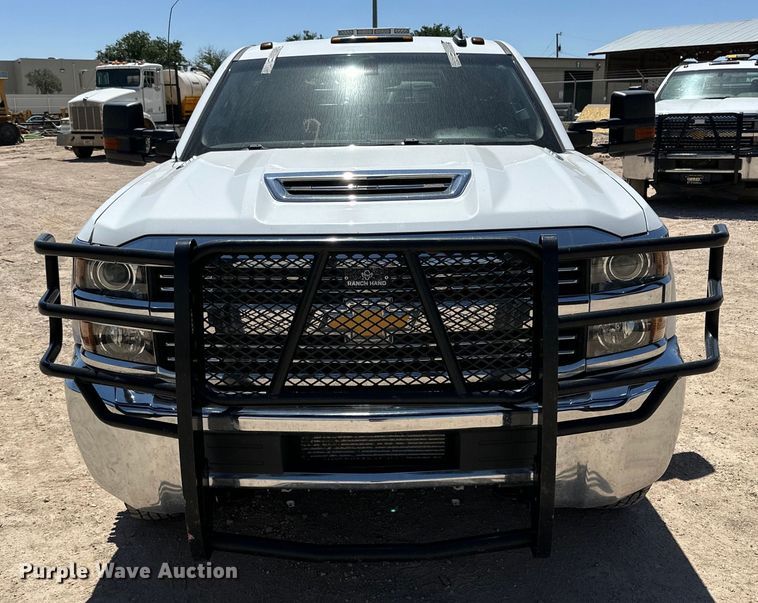 image for item DK6628 2017 Chevrolet Silverado 3500 HD Crew Cab flatbed pickup truck