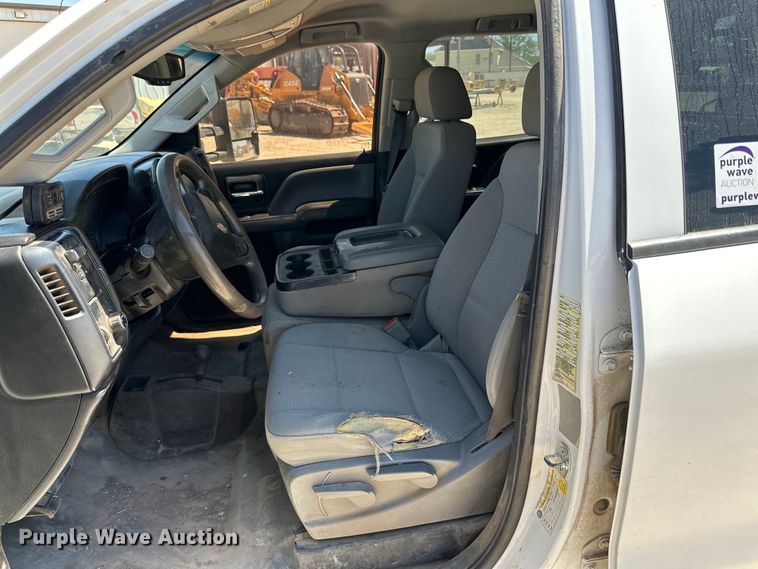 image for item DK6628 2017 Chevrolet Silverado 3500 HD Crew Cab flatbed pickup truck