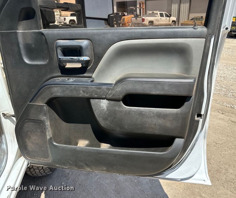 image for item DK6628 2017 Chevrolet Silverado 3500 HD Crew Cab flatbed pickup truck