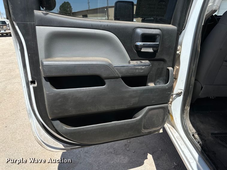 image for item DK6628 2017 Chevrolet Silverado 3500 HD Crew Cab flatbed pickup truck