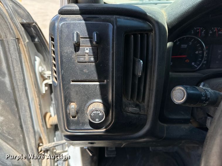 image for item DK6633 2016 Chevrolet Silverado 3500 HD Crew Cab flatbed pickup truck