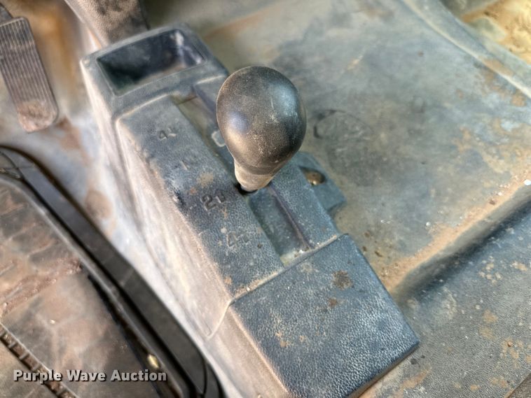 image for item DK6633 2016 Chevrolet Silverado 3500 HD Crew Cab flatbed pickup truck