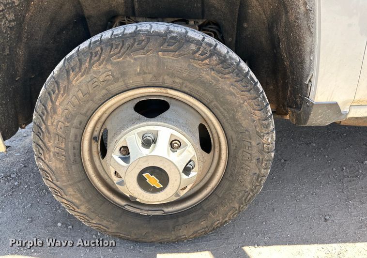 image for item DK6633 2016 Chevrolet Silverado 3500 HD Crew Cab flatbed pickup truck