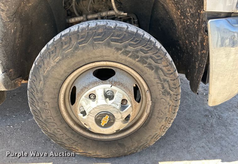 image for item DK6633 2016 Chevrolet Silverado 3500 HD Crew Cab flatbed pickup truck