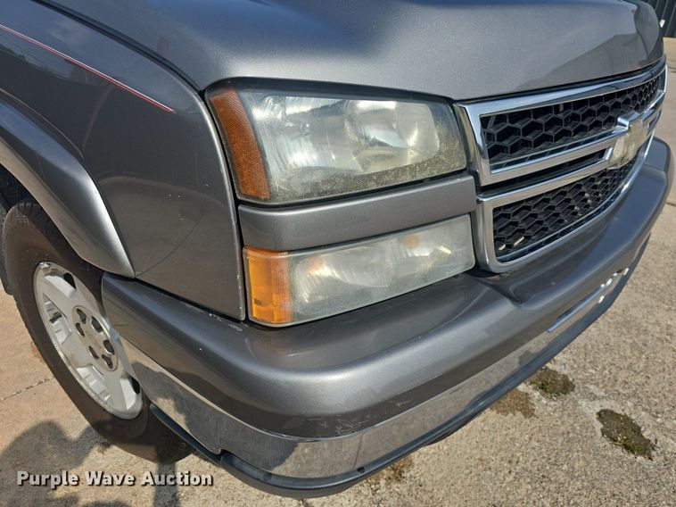 image for item DM1696 2006 Chevrolet Silverado 1500 Crew Cab pickup truck