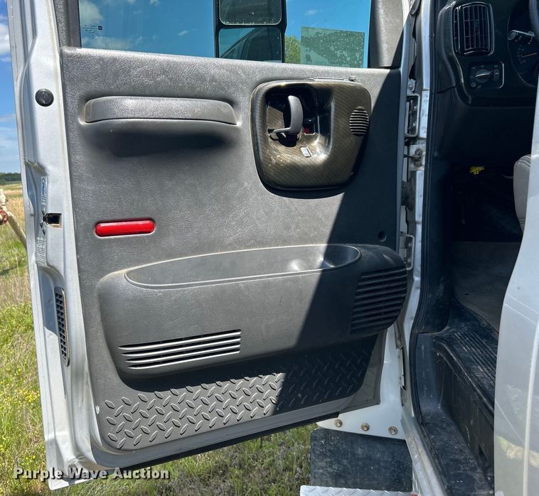 image for item DO1139 2006 Chevrolet C4500 flatbed truck