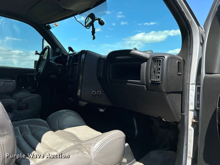 image for item DO1139 2006 Chevrolet C4500 flatbed truck