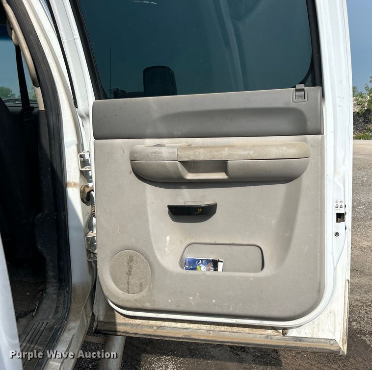 image for item DO6487 2013 Chevrolet Silverado 2500HD  Crew Cab pickup truck