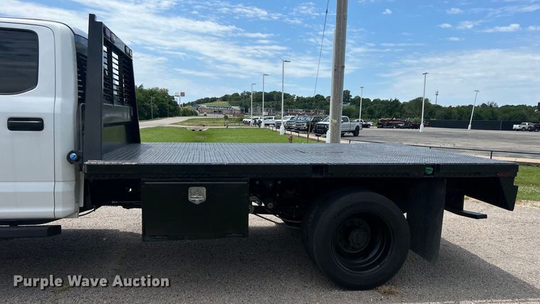 image for item DO6501 2017 Ford F550 Super Duty flatbed truck