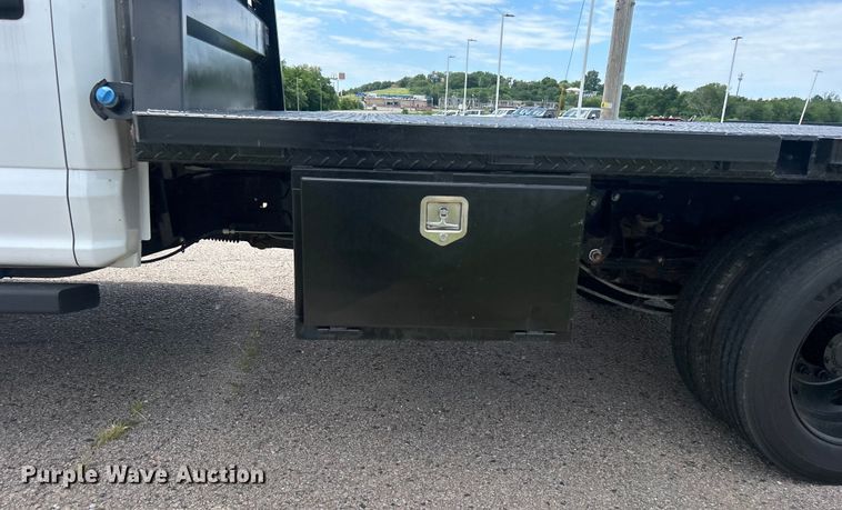 image for item DO6501 2017 Ford F550 Super Duty flatbed truck