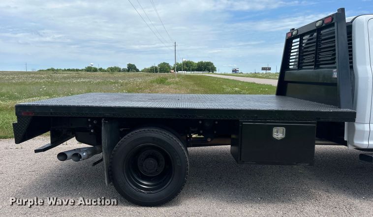 image for item DO6501 2017 Ford F550 Super Duty flatbed truck
