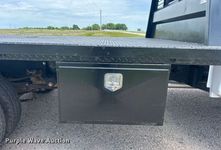 image for item DO6501 2017 Ford F550 Super Duty flatbed truck