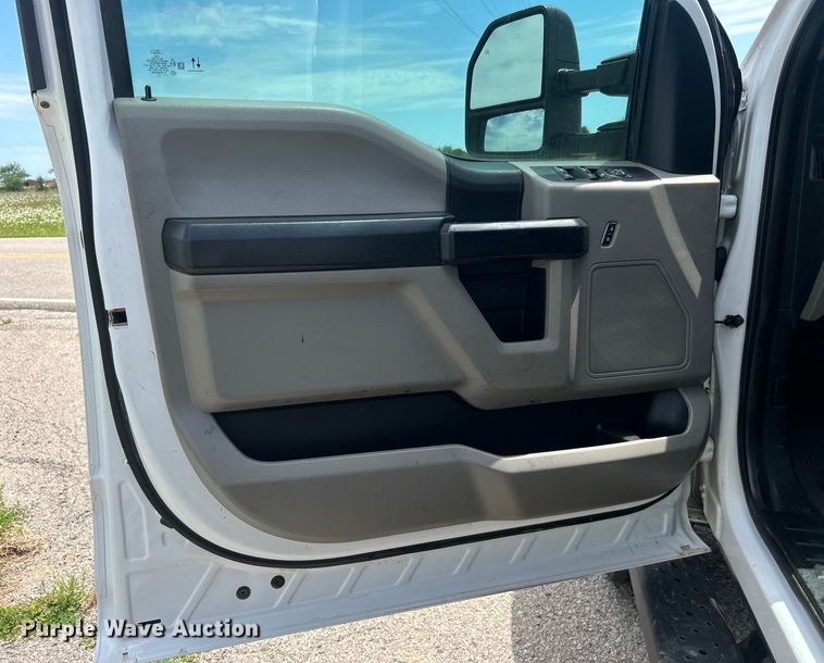 image for item DO6501 2017 Ford F550 Super Duty flatbed truck