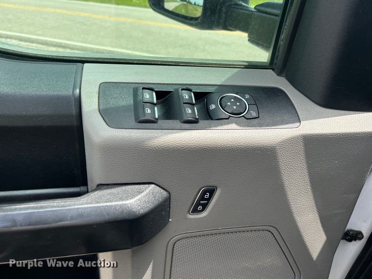 image for item DO6501 2017 Ford F550 Super Duty flatbed truck