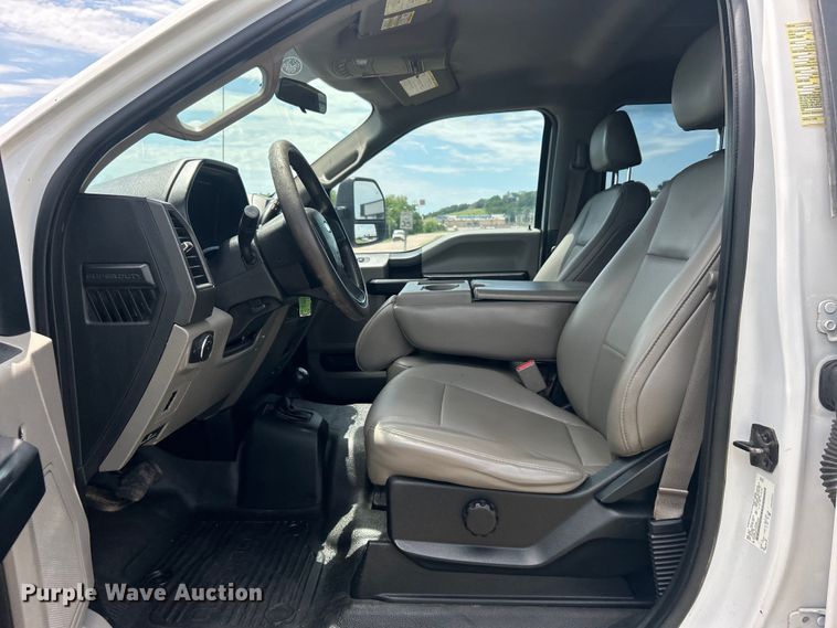 image for item DO6501 2017 Ford F550 Super Duty flatbed truck