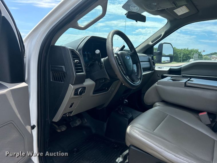 image for item DO6501 2017 Ford F550 Super Duty flatbed truck