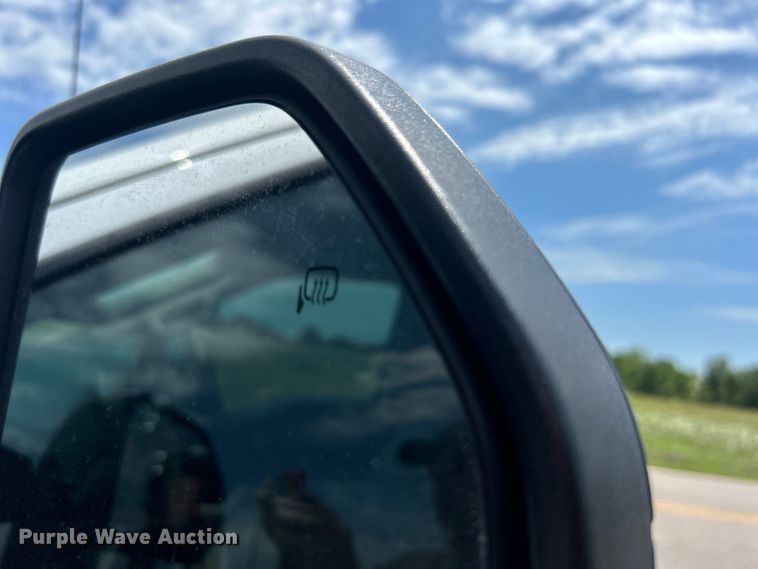 image for item DO6501 2017 Ford F550 Super Duty flatbed truck