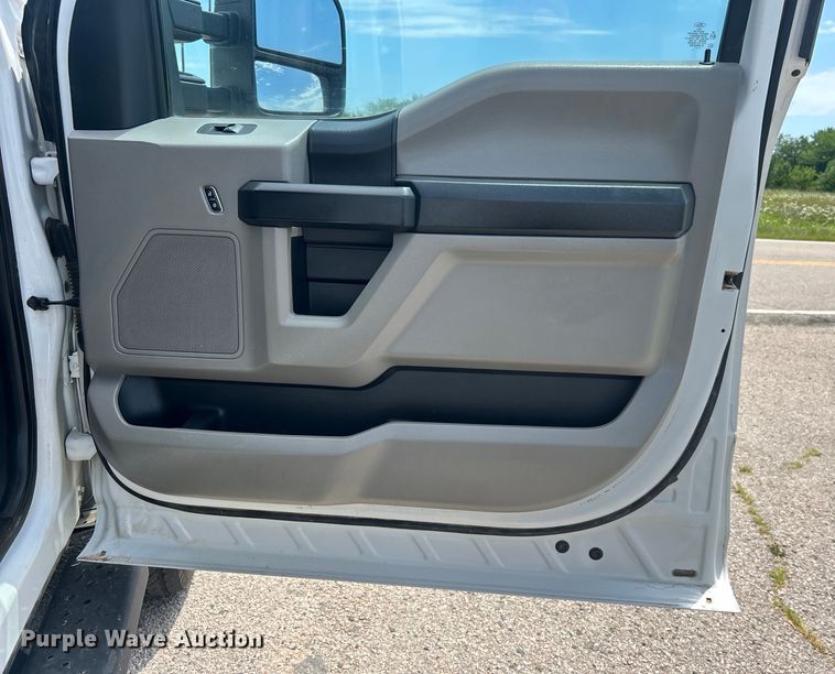 image for item DO6501 2017 Ford F550 Super Duty flatbed truck