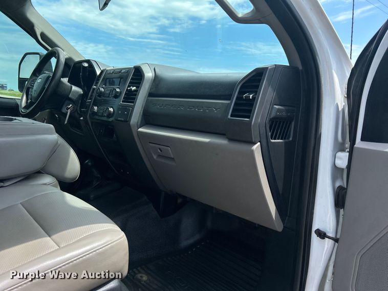 image for item DO6501 2017 Ford F550 Super Duty flatbed truck