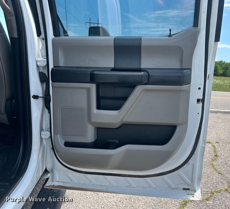 image for item DO6501 2017 Ford F550 Super Duty flatbed truck