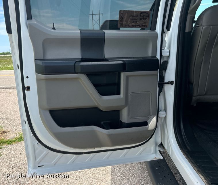 image for item DO6501 2017 Ford F550 Super Duty flatbed truck