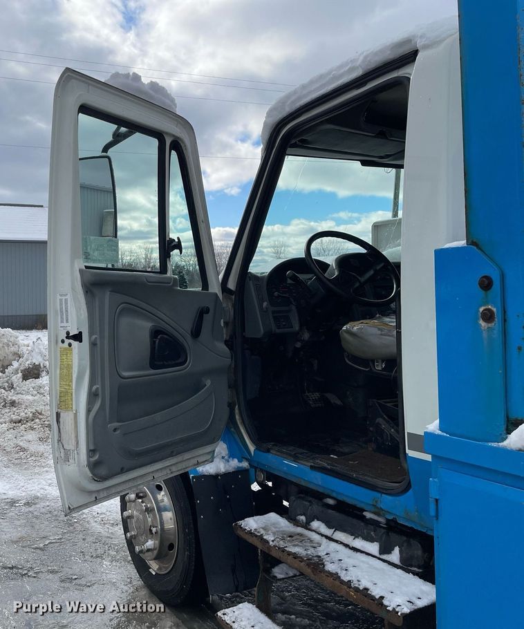 image for item DP0285 2006 International 4300 truck cab and chassis