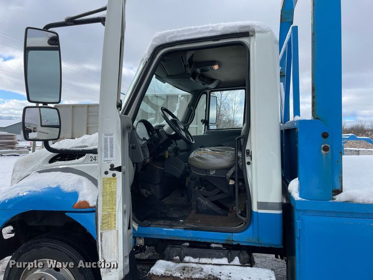 image for item DP0285 2006 International 4300 truck cab and chassis