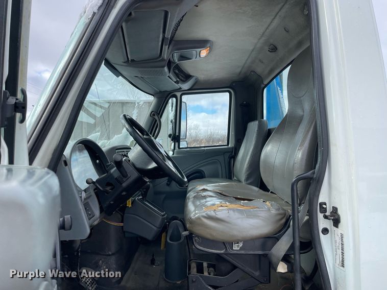 image for item DP0285 2006 International 4300 truck cab and chassis