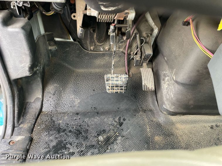 image for item DP0285 2006 International 4300 truck cab and chassis