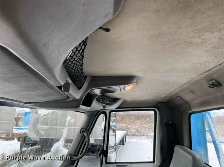 image for item DP0285 2006 International 4300 truck cab and chassis