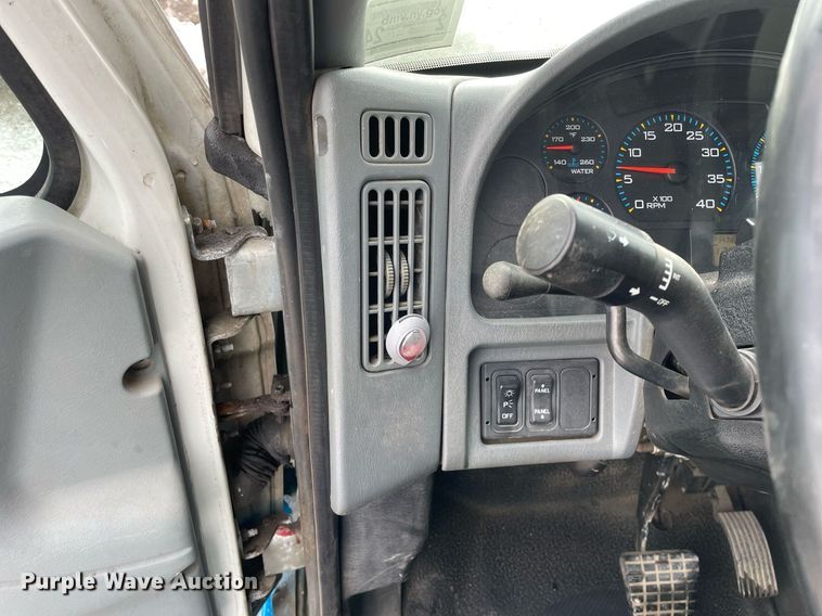 image for item DP0285 2006 International 4300 truck cab and chassis