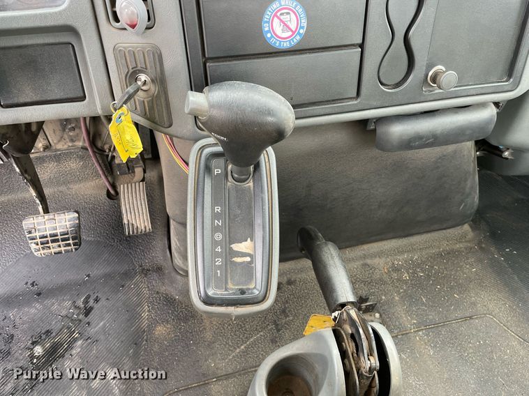 image for item DP0285 2006 International 4300 truck cab and chassis