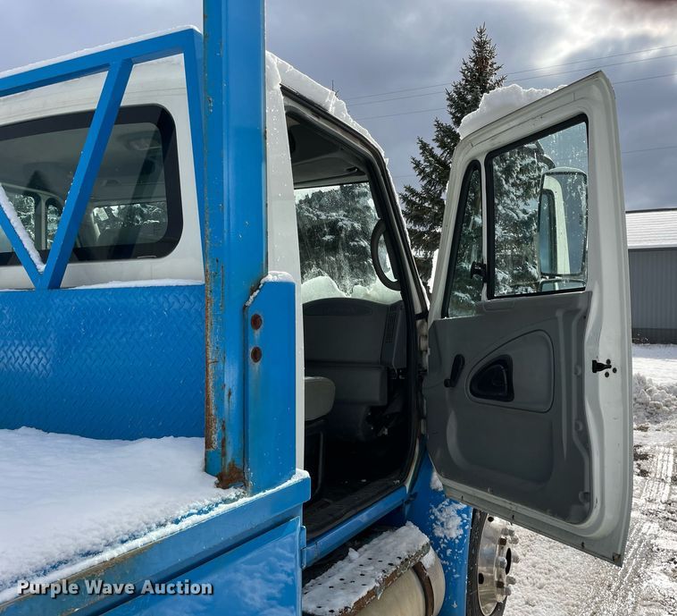 image for item DP0285 2006 International 4300 truck cab and chassis