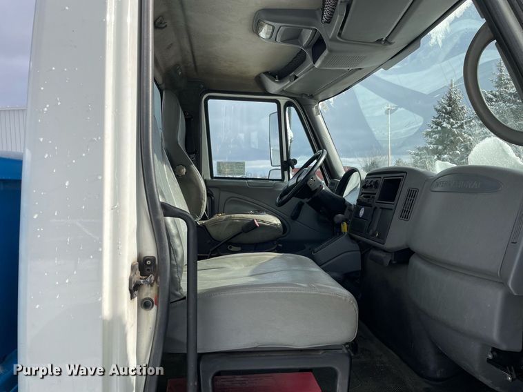 image for item DP0285 2006 International 4300 truck cab and chassis