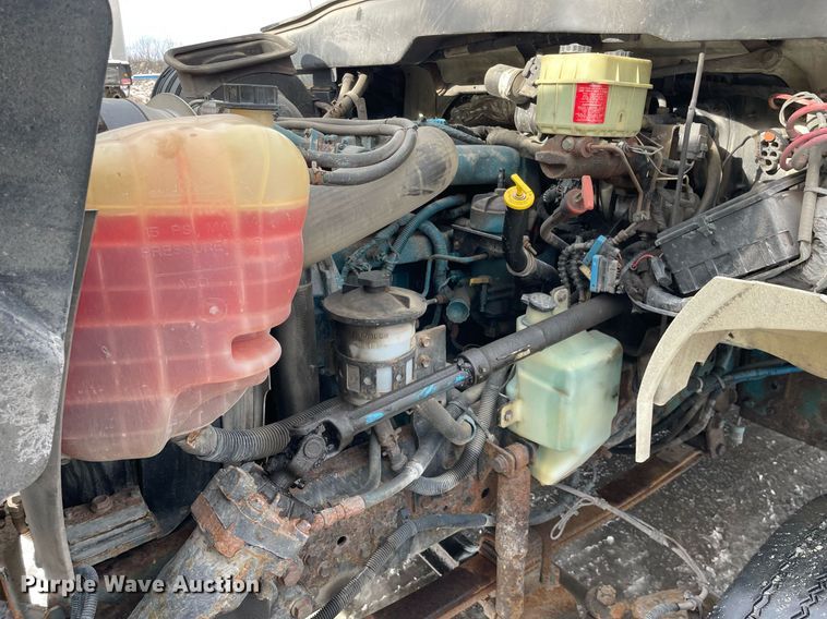 image for item DP0285 2006 International 4300 truck cab and chassis