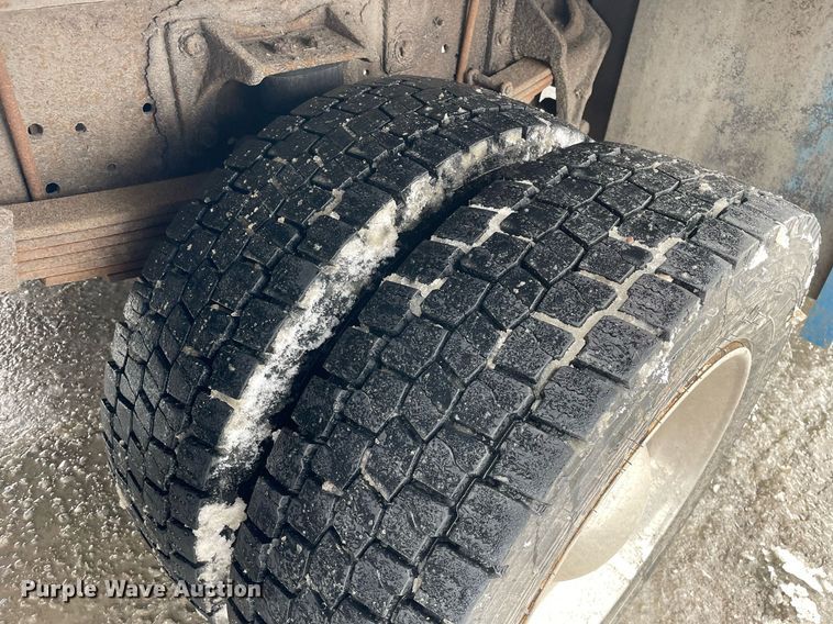 image for item DP0285 2006 International 4300 truck cab and chassis