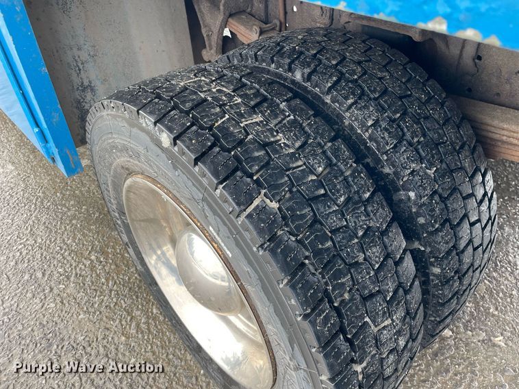 image for item DP0285 2006 International 4300 truck cab and chassis