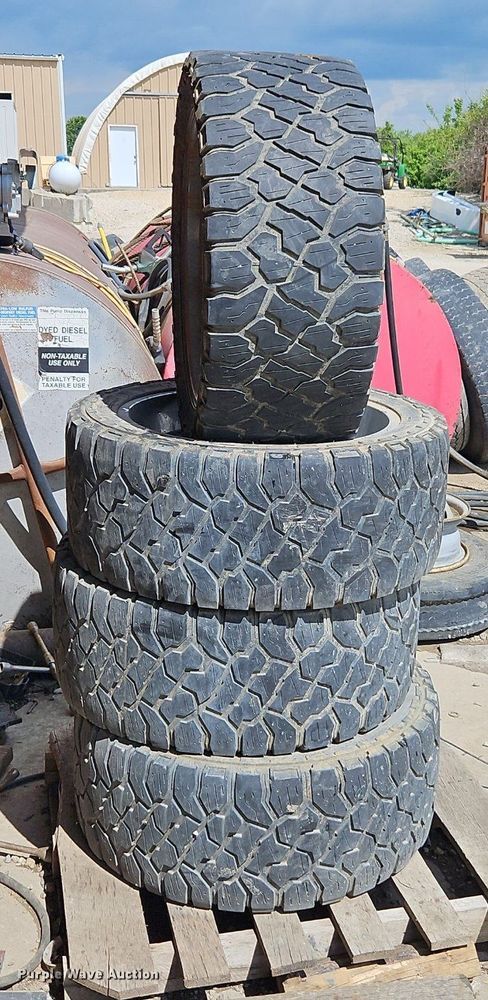 image for item DR8611 Tires and wheels