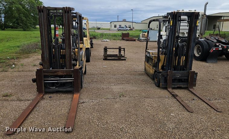 image for item DR8614 Caterpillar F35 forklift