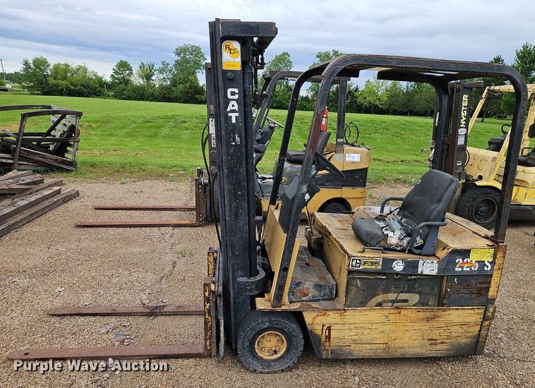 image for item DR8614 Caterpillar F35 forklift