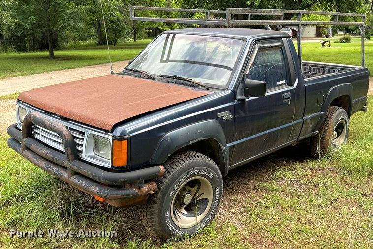 image for item DX0601 1988 Mitsubishi Mighty Max  pickup truck