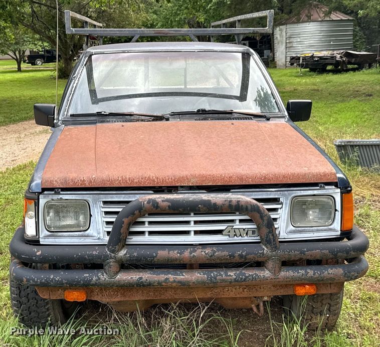 image for item DX0601 1988 Mitsubishi Mighty Max  pickup truck