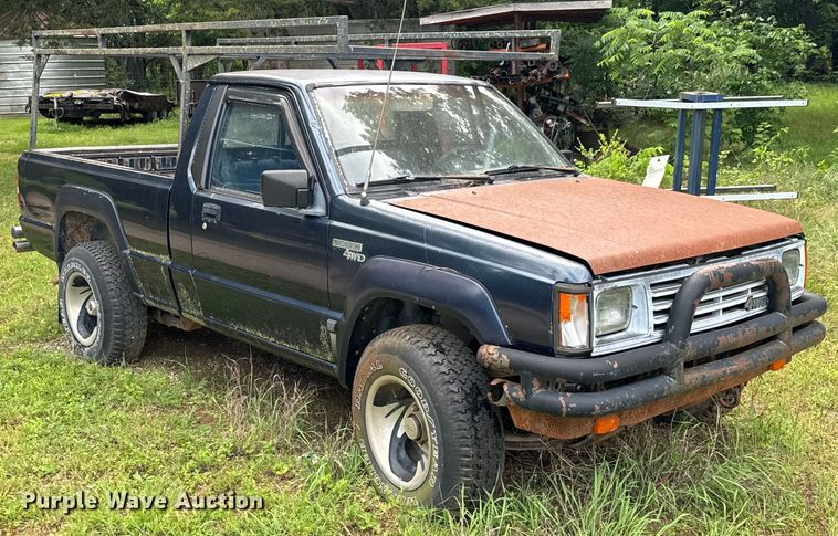 image for item DX0601 1988 Mitsubishi Mighty Max  pickup truck