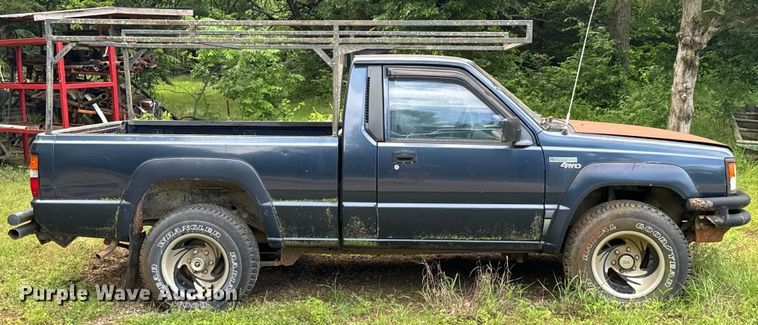 image for item DX0601 1988 Mitsubishi Mighty Max  pickup truck
